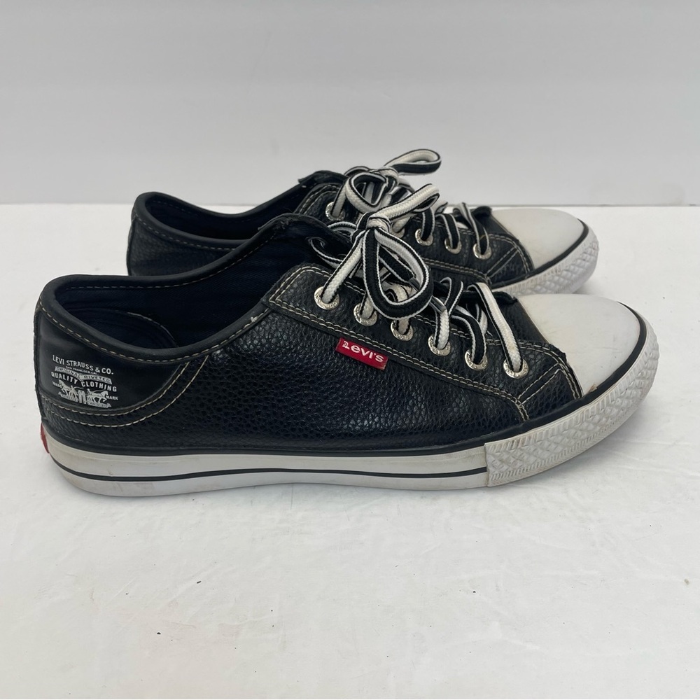 Levi's men’s 7.5 Black faux leather  Sneaker vegan
